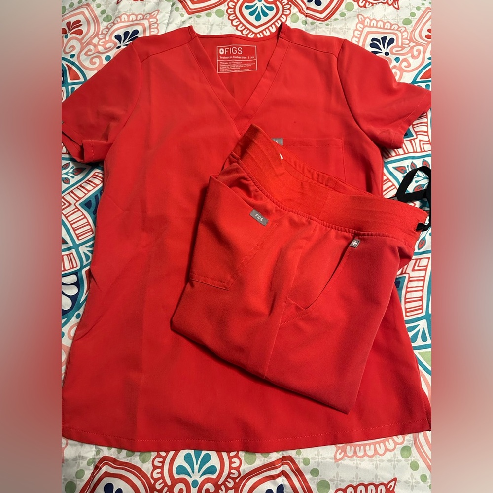 Figs neon red set